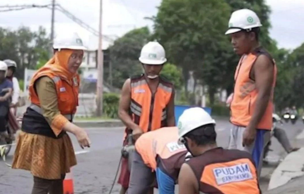 Petugas Perusahaan Umum Daerah Air Minum Banyuwangi memperbaiki pipa saluran air. ANTARA/HO-Humas Pemkab Banyuwangi