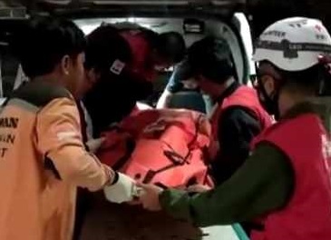 Proses evakuasi dua korban kecelakaan di Mojokerto