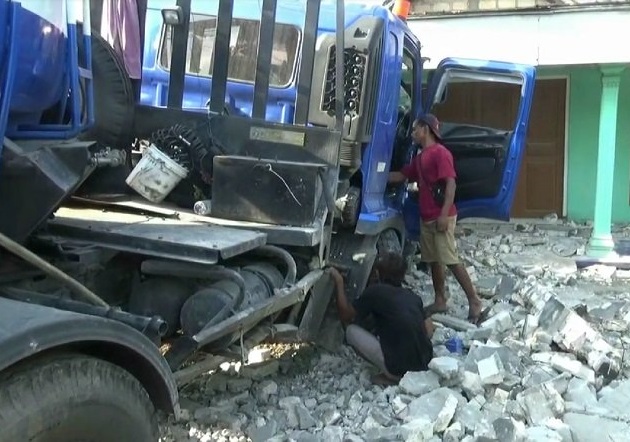 Sopir Ngantuk, Truk Tangki Tabrak Rumah Warga di Tuban