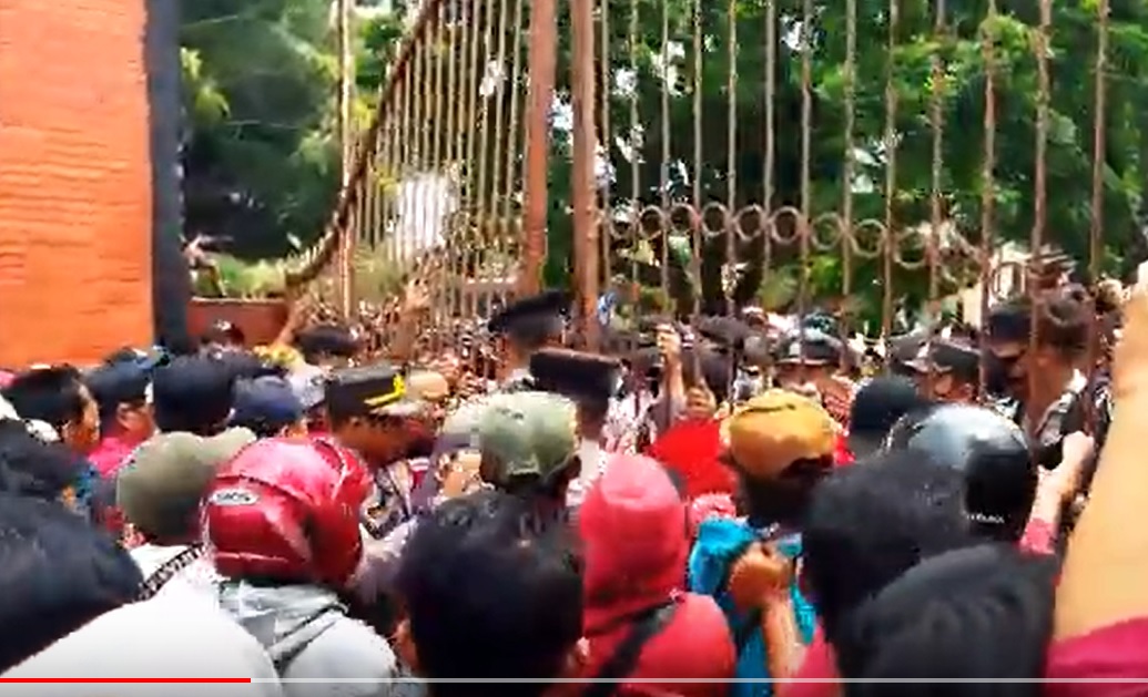 Aksi pedagang kaki lima menerobos pintu gerbang Pemkab Kediri/metrotv