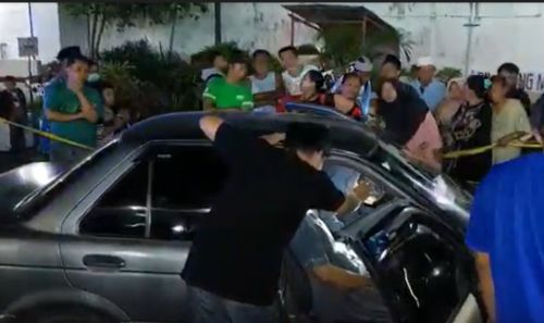 Warga dan petugas SPBU mencoba menolang guru yang meninggal dalam mobil/metrotv