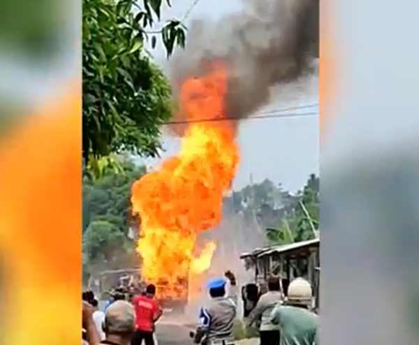 Truk Muat Ratusan LPG Terbakar di Sumenep