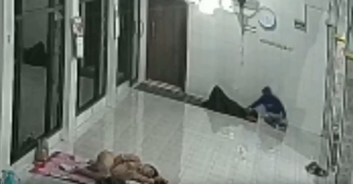 Detik-detik pencurian hp di masjid terekam CCTV (Foto / Metro TV)