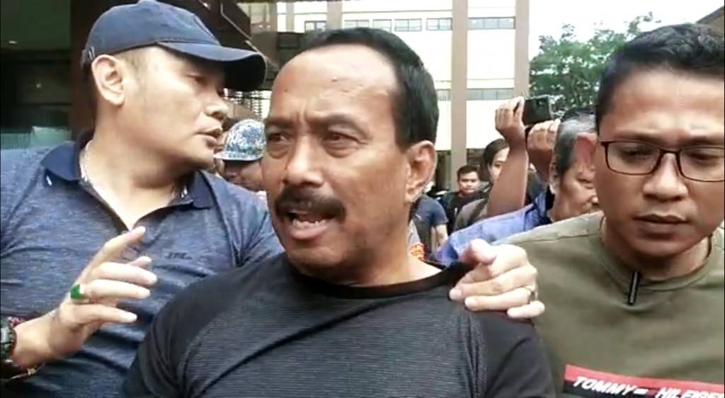 Polisi saat membawa eks Walkot Blitar Samanhudin ke Ditreskrumum Polda Jatim. (Medcom.id/Amal)