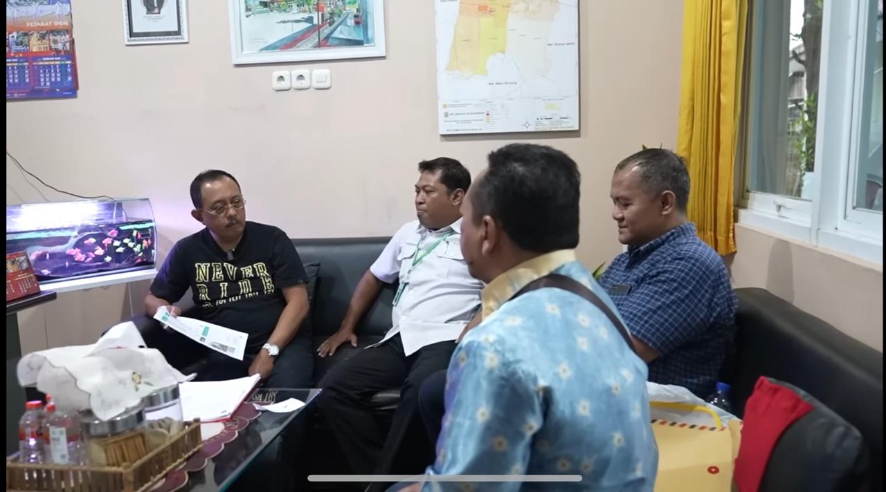 Wakil Wali Kota, Surabaya Armudji saat menerima pengaduan dugaan pungli oknum kelurahan Bangkingan Surabaya (Foto / Istimewa)  