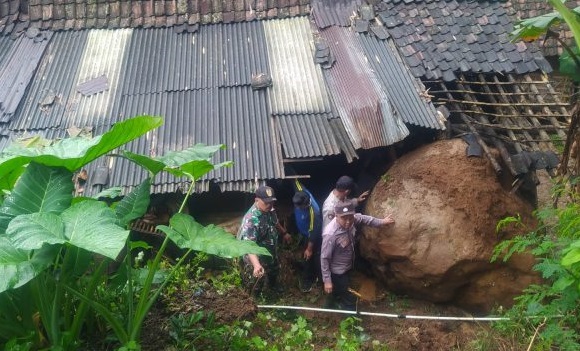 Batu besar timpa rumah warga di Situbondo (Foto / Istimewa)