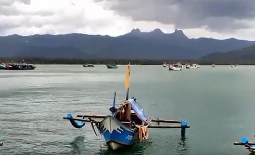 Puluhan kapal nelayan dan tongkang berlindung di Teluk Pacitan/metrotv