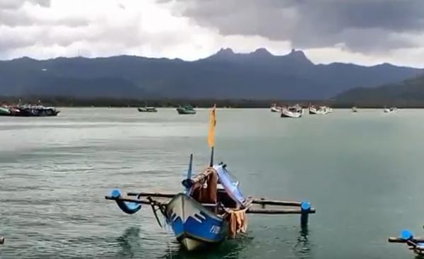 Cuaca Buruk, Puluhan Kapal Berlindung di Teluk Pacitan