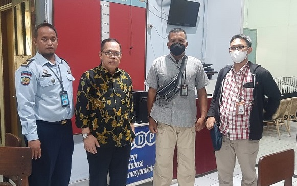 Mantan hakim Itong Isnaeni Hidayat dieksekusi jaksa Komisi Pemberantasan Korupsi (KPK) ke Lembaga Pemasyarakatan (Lapas) kelas I Surabaya di Porong, Sidoarjo, (Foto/ Istimewa)