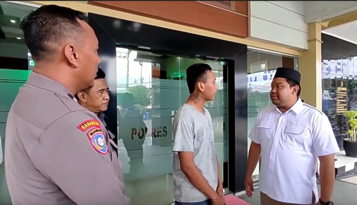  Sujono Prawijaya diamankan polisi usai video penghinaanya kepada Presiden Jokowi viral (Foto / Metro TV)