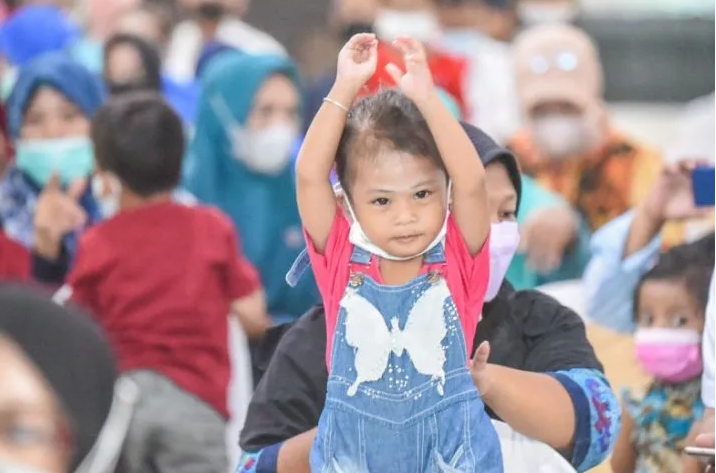 Seorang anak diajak orang tuanya mengikuti sosialiasi pemantapan wawasan pola asuh anak secara serentak di sembilan kecamatan Kota Surabaya, Jatim beberapa waktu lalu. (ANTARA/HO-Diskominfo Surabaya)