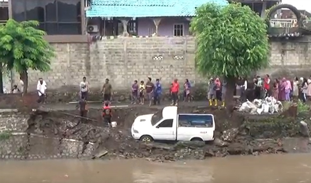 Mobil yang terjatuh ke sungai berhasil dievakusi/metrotv