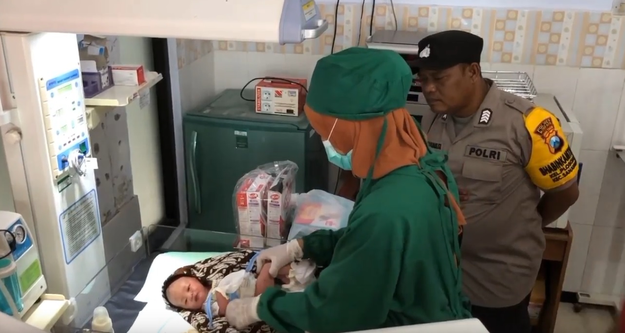 Kondisi bayi laki-laki yang dibuang mendapatkan perawatan di puskesmas (Foto / Metro TV)