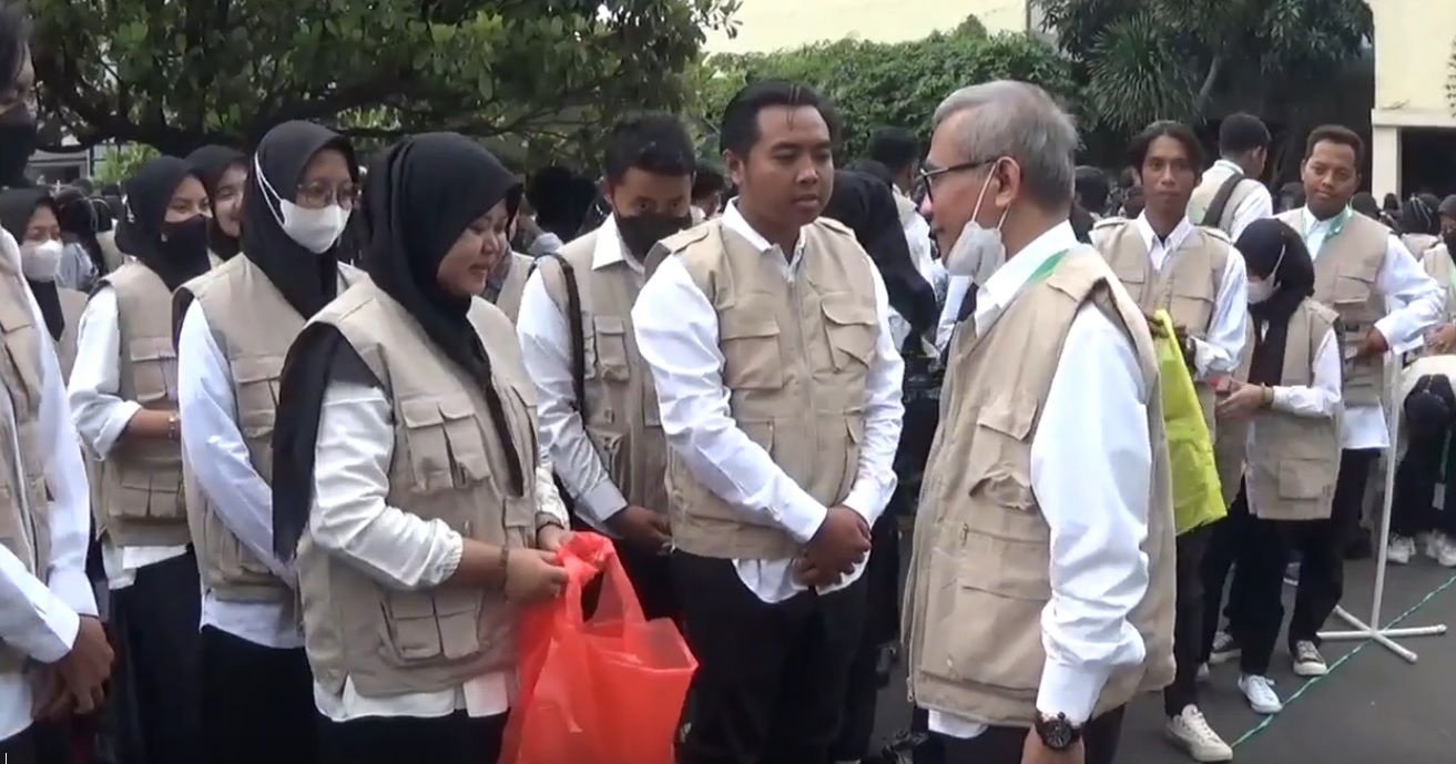  Rektor Unusa Prof Dr Ir Achmad Jazidie saat melepas pasukan semut (Foto / Metro TV)