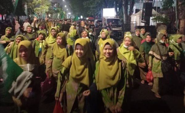Semangat Ngalap Berkah, Ibu Muslimat Berjalan 21 Kilometer Menuju Acara Puncak 1 Abad NU