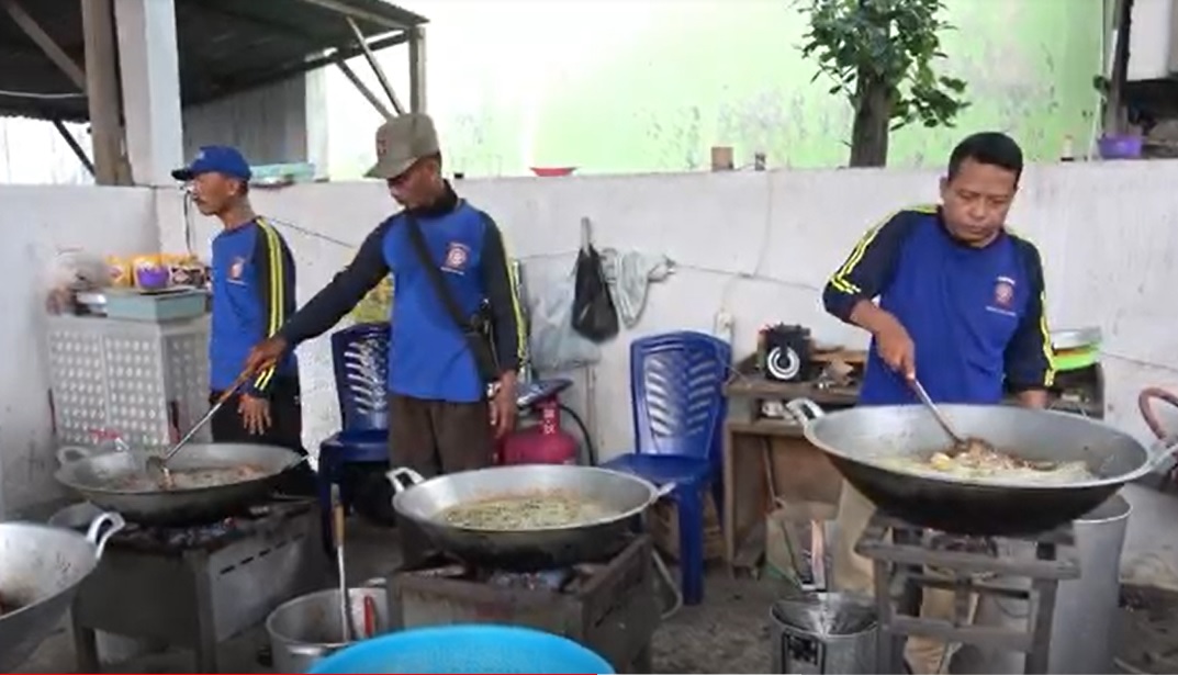 Tagana Mojokerto saat memasak lauk pauk untuk dibagikan ke peserta perayaan Satu Abad NU di Sidoarjo/metrotv