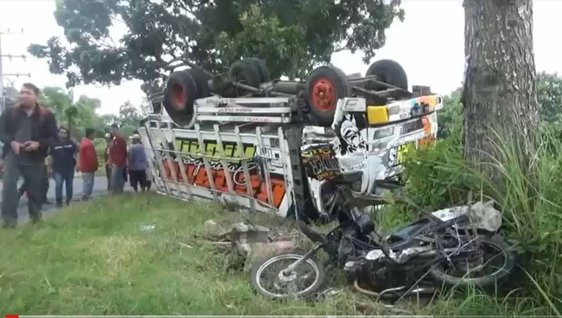 Truk terbalik setelah menabrak motor dan warung di Jombang/metrotv