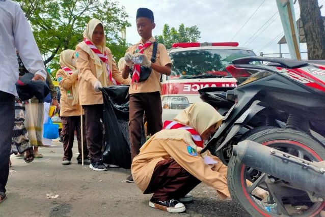 Keren, Ratusan Siswa SMP Bersih-bersih Sampah di Lokasi Resepsi 1 Abad NU