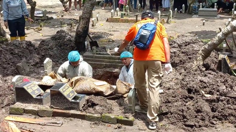 Makam Rio Ferdinan dibongkar untuk dilakukan autopsi atas dugaan penganiayaan (Foto / Metro TV)