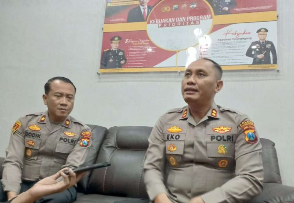 Kapolres Tulungagung AKBP Eko Hartanto (kanan) saat diwawancarai awak media terkait pengeroyokan an penganiayaan ibu muda oleh sekelompok oknum perguruan silat di Tulungagung, Senin (6/2/2023). Destyan Handri Sujarwoko