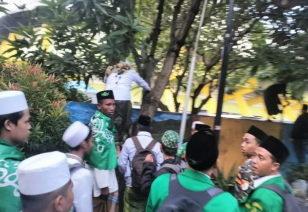 Peserta NU Nekat Panjat Pagar Setinggi 2 Meter untuk Masuk ke Komplek Stadion