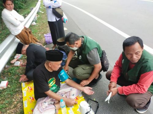 Sejumlah peserta Resepsi Satu Abad NU mendapatkan pertolangan dari relawan kesahatan di Tol Sidoarjo/ist