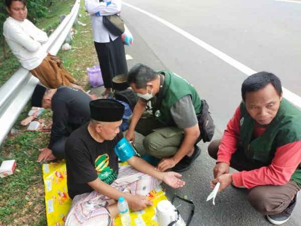 Kelelahan, Warga Nahdliyin Bertumbangan di Tol Sidoarjo