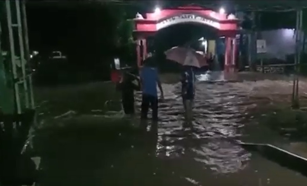 Banjir mengenangi wilayah Situbondo, tadi malam/metrotv