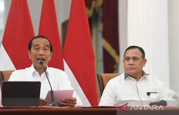 residen Joko Widodo (kiri) didampingi Ketua KPK Firli Bahuri (kanan) memberikan keterangan pers terkait penurunan Indeks Persepsi Korupsi (IPK) Indonesia di Istana Merdeka, Jakarta, Selasa (7/2/2023). ANTARA FOTO/Hafidz Mubarak A/pri.