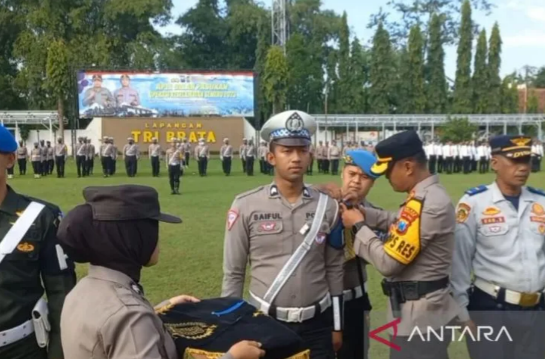 Kapolres Madiun AKBP Anton Prasetyo memimpin kegiatan Apel Gelar Pasukan Operasi Keselamatan Semeru 2023 di Lapangan Tribrata Polres Madiun, Selasa (7/2/2023). ANTARA/Louis Rika