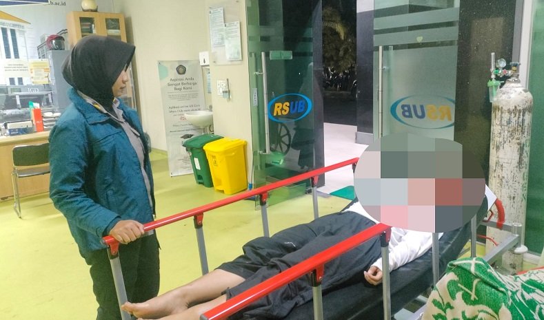 Salah satu mahasiswa UB mengalami keracunan hingga dilarikan ke rumah sakit (Foto / Istimewa)
