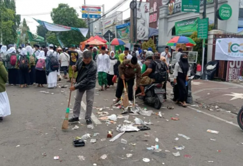Pembersihan sampah harlah Nahdlatul Ulama di Kabupaten Sidoarjo. ANTARA/HO-SH