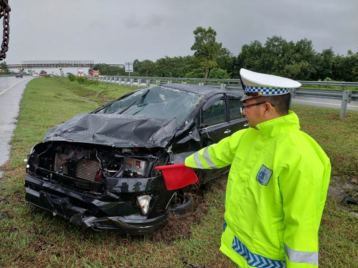 Kondisi mobil Innova yang ditumpuangi Kepala Bakesbangpol Kabupaten Pasuruan, Eddy Supriyanto usai pecah ban di Tol Gempol (Istimewa)