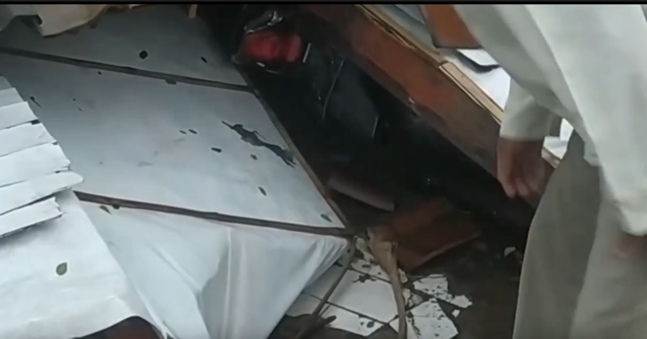 Motor milikHusna tertimpa reruntuhan rumah (Foto / Metro TV)