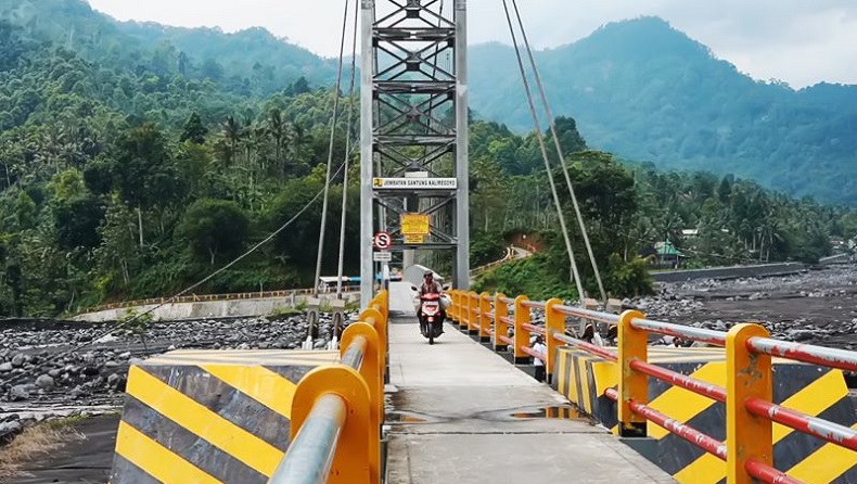 Tali sling jembatan regoyo putus diterjang lahar dingin semeru (Foto / Antara)