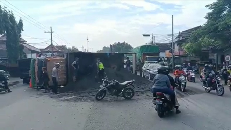 Truk bermuatan pasir di Pasuruan terguling di tengah jalan (Foto / Metro TV)