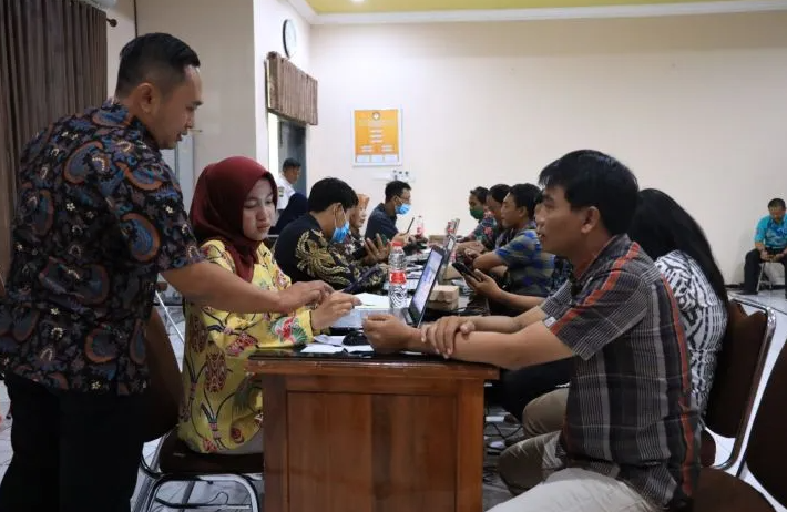 Proses digitalisasi Identitas Kependudukan Digital (IKD) untuk ASN di Kota Kediri, Jawa Timur. Program ini sebagai upaya mencegah pemalsuan data. FOTO ANTARA/ HO-Pemkot Kediri