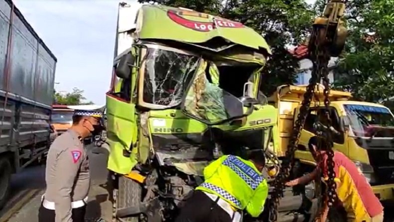 Evakuasi truk yang terlibat kecelakaan di Lamongan (Foto / Istimewa)