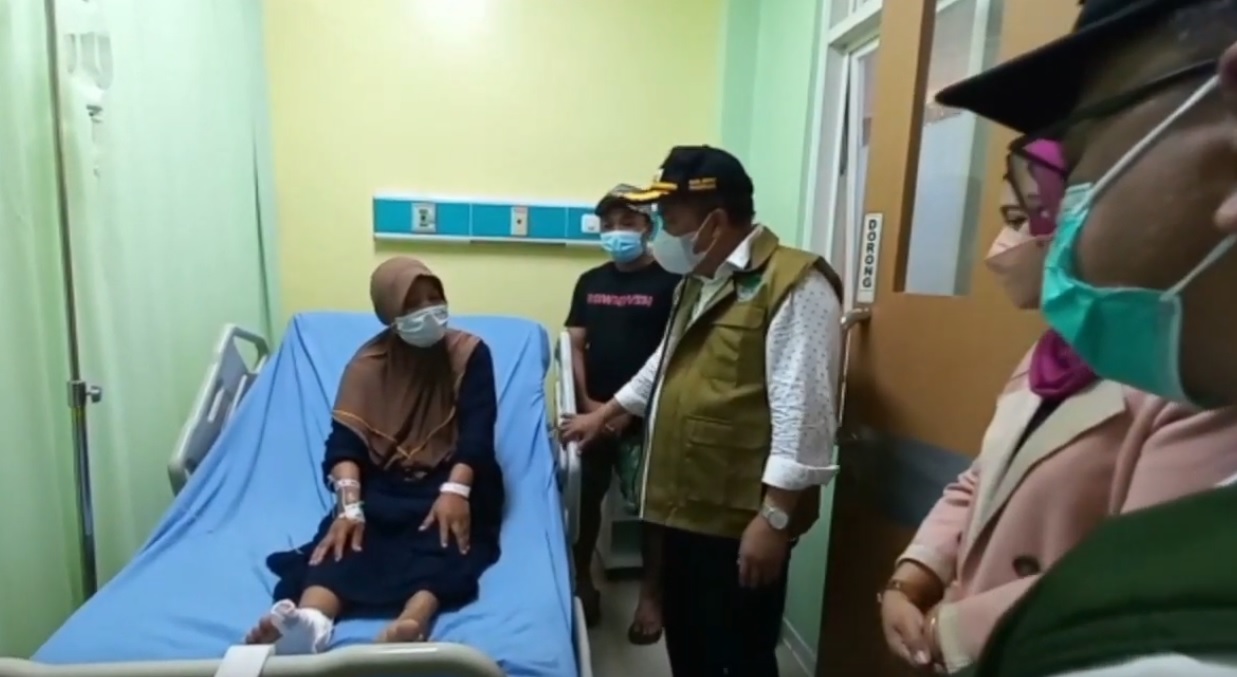 Wakli Bupati Pasuruan, Mujib Imron saat menjeguk salah satu korban yang digigit ular (Foto / Metro TV)