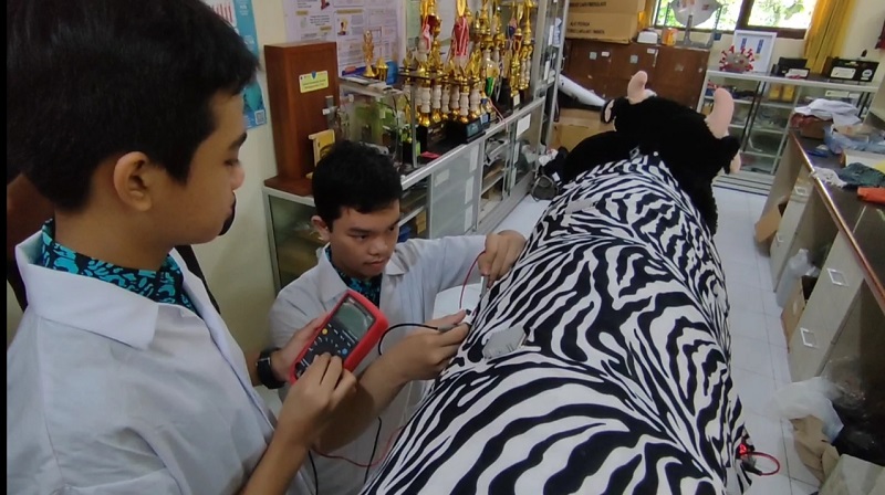 Dua siswa Madrasah Tsanawiyah Negeri (MTsN) 1 Malang, Jawa Timur, menciptakan sebuah selimut khusus ternak sapi bercorak zebra (Metro TV)