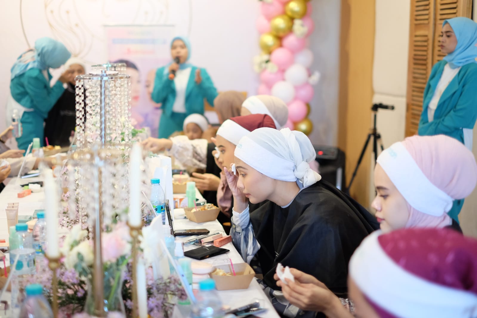 DS, brand modest wear menggelar make up class berkolaborasi dengan Karita Surabaya dan Wardah di Surabaya (Foto / Catur/ Metro TV) 