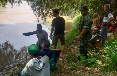 Petugas melakukan penyisiran di tepi Sungai Mayang yang diduga korban hanyut terseret arus sungai yang cukup deras pada Jumat (10/2/2023). ANTARA/HO-Polsek Ambulu