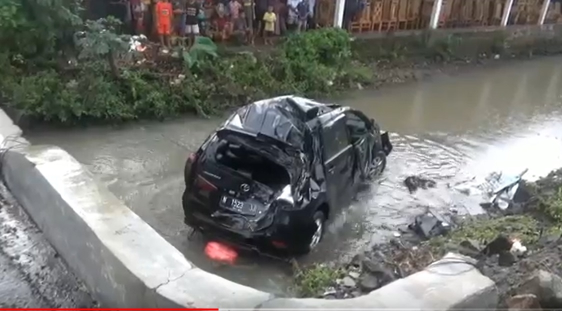 Mobil terjun ke sungai setelah menabrak dua pengendara motor di Jombang/metrotv