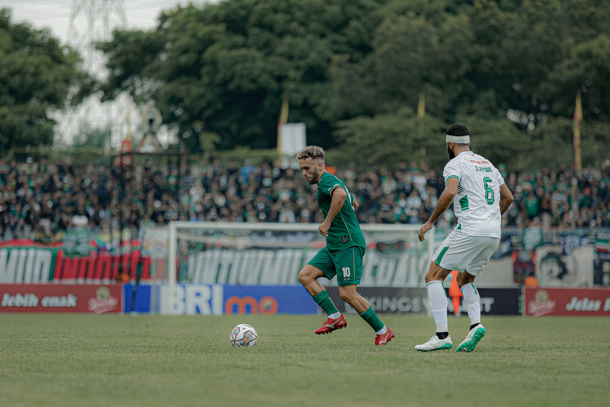 Aksi Ze Valente saat menahan bola dari pemain PSS Sleman. (Persebaya)