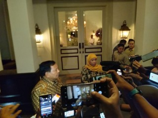 Ketua Umum Partai Gerindra Prabowo Subianto melakukan pertemuan empat mata dengan Gubernur Jawa Timur Khofifah Indar Parawansa. (Medcom.id/Amal)