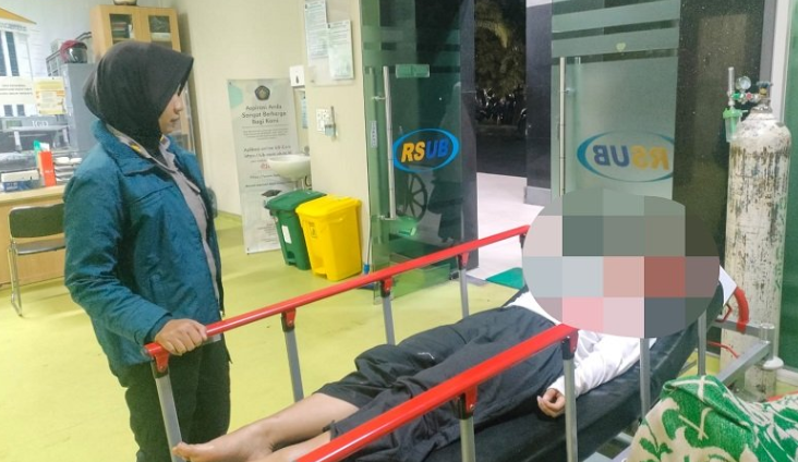 Salah satu mahasiswa UB mengalami keracunan hingga dilarikan ke rumah sakit (Foto / Istimewa)