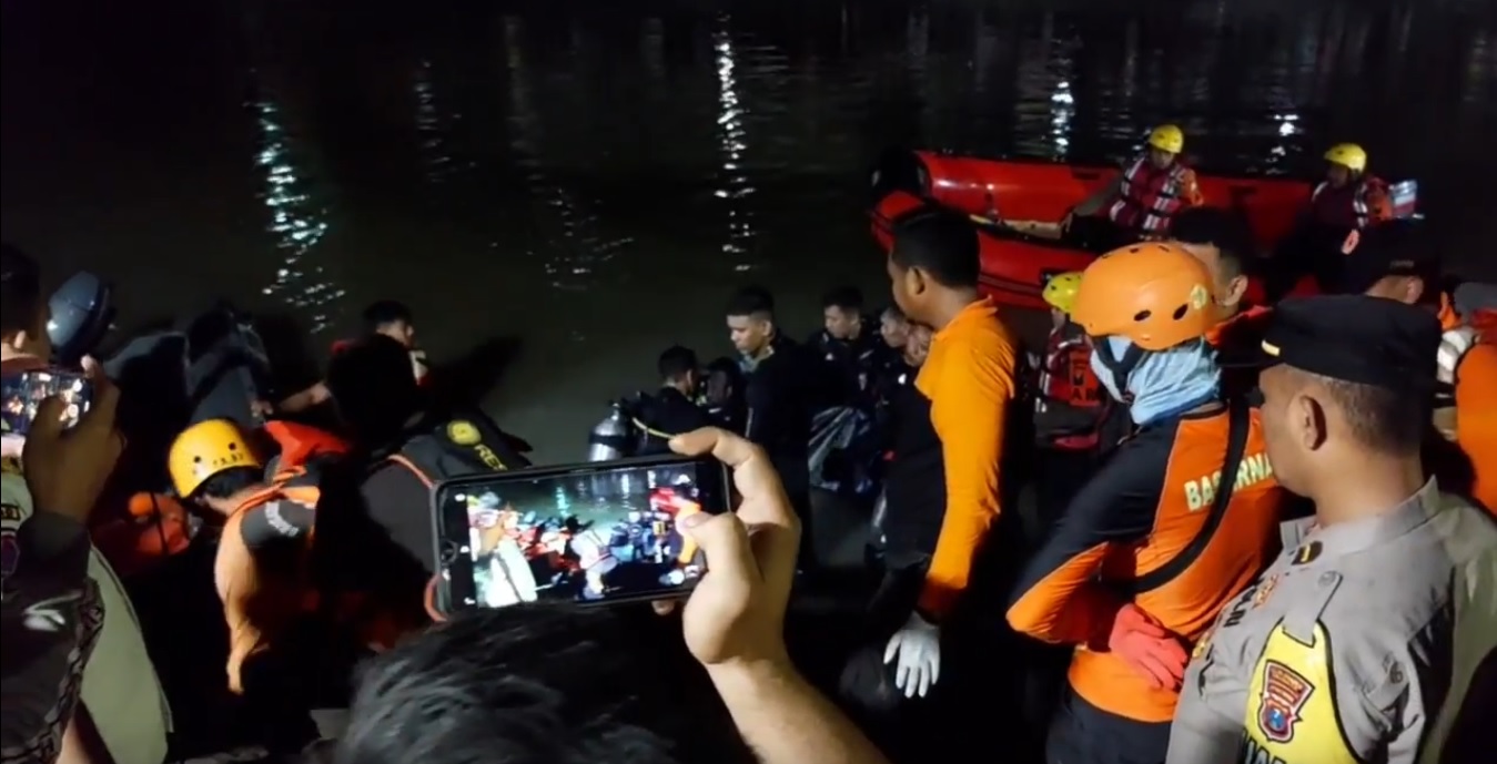 Proses evakuasi pencari kerang yang tewas tenggelam di Sungai Kalimas (Foto / Metro TV)