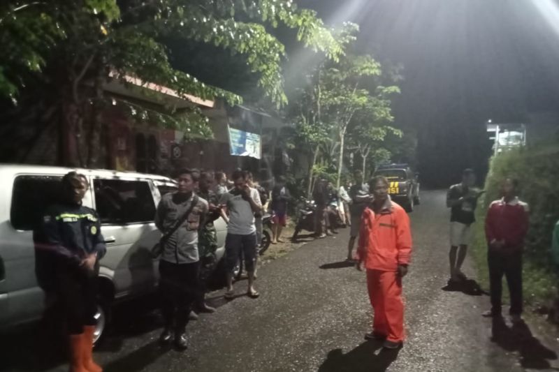 Petugas saat memantau proses evakuasi warga di posko-posko pengungsian sementara di Dusun Ketos, Desa Wonodadi Kulon, Pacitan, Selasa (14/2/2023) malam. (ANTARA/HO - BPBD Pacitan)