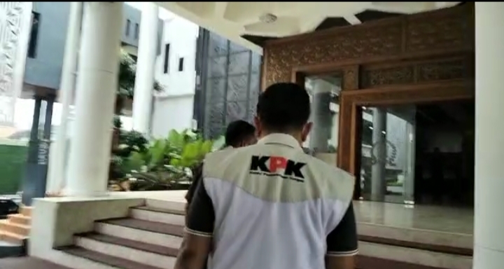 Penyidik KPK saat menggeledah kantor DPRD Jawa Timur (Foto / Metro TV)