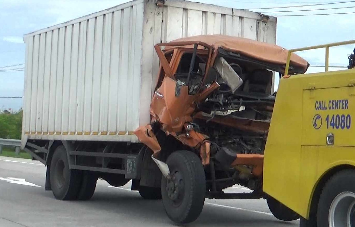 Petugas mengevakuasi truk yang terlibat kecelakaan di Tol Ngawi (Foto / Istimewa)